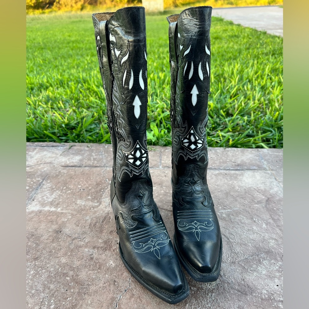 Stylish Black and White Western Heeled Boots - Picture 6 of 16